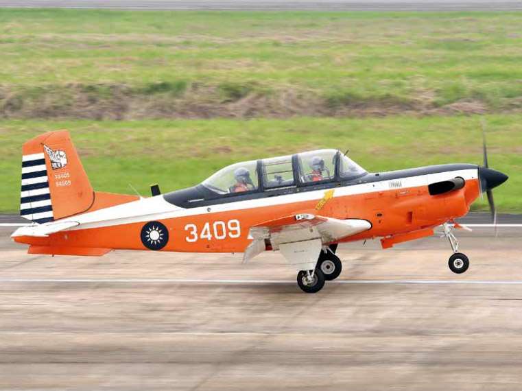 Un avion d'entraînement T-34 à la base de Gangshan similaire à celui accidenté (Photo  Site web officiel du ministère de la Défense)