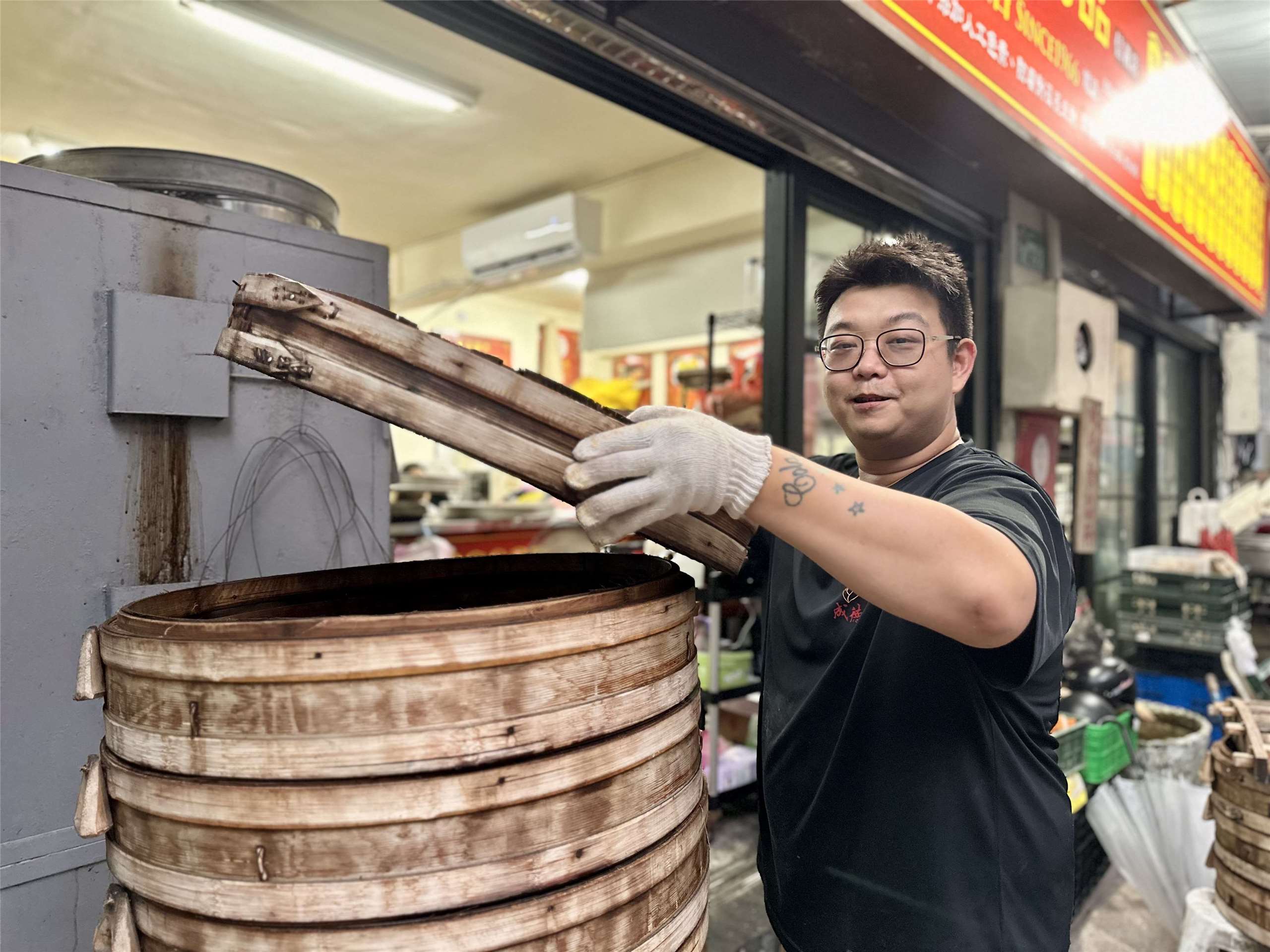 Kao Tzi-hsiang qui gère une boulangerie traditionnelle dans le quartier de Xinyi, à Taipei, une entreprise familiale créée par son grand-père dans les années 1960 (Image : Lisa Duffaud)