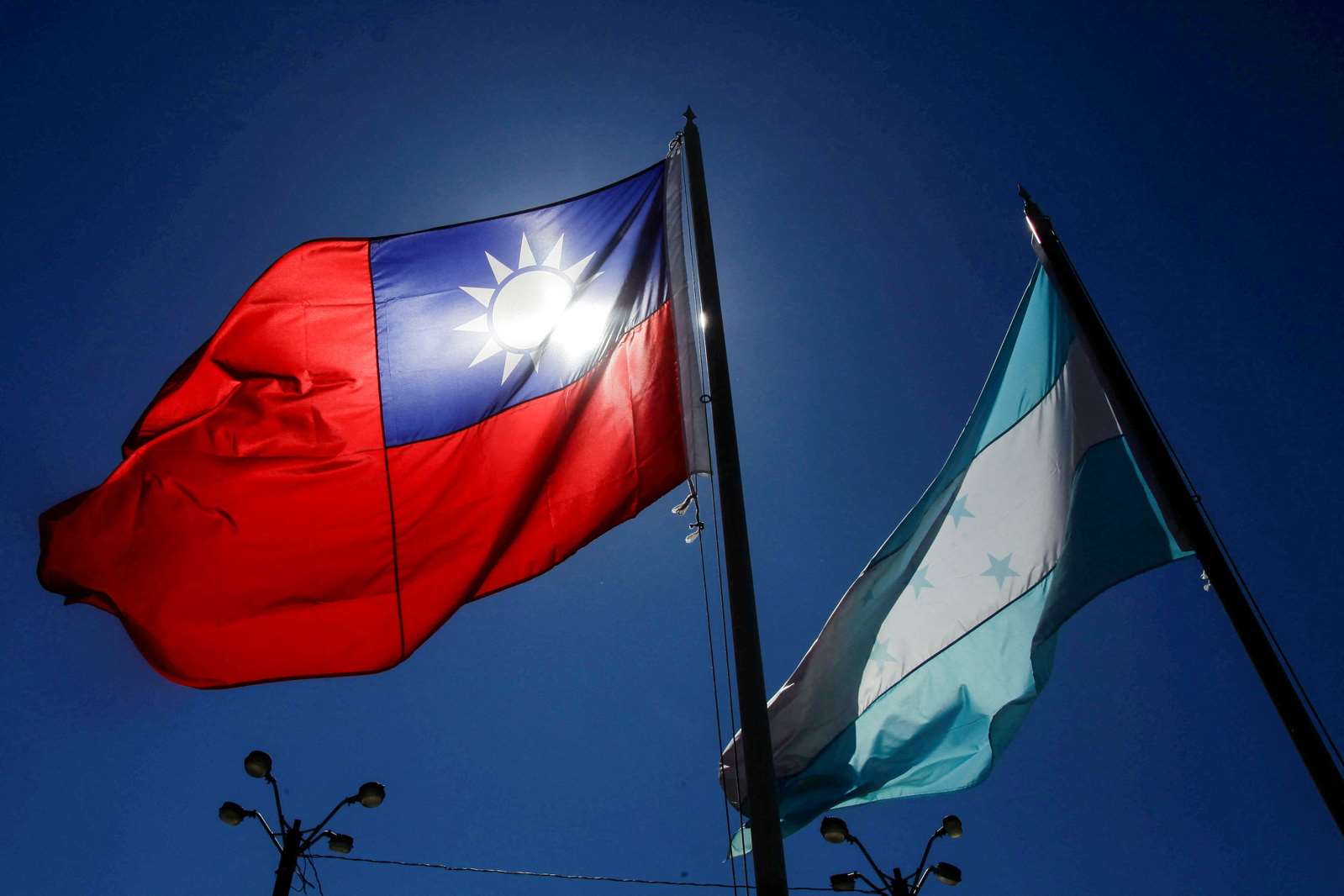 Les drapeaux de Taïwan et du Honduras à Tegucigalpa (photo d'archive: Reuters, Fredy Rodriguez)