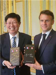 Liu Young-way (劉揚偉), le président de groupe Foxconn,  a remis au président français Emmanuel Macron un échantillon du tout dernier modèle de rack de serveurs de Foxconn, préfigurant les racks qui seront fabriqués en France par Foxconn en partenariat avec Bull. (Photo: Bureau français de Taipei)