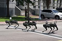 L’institut de recherche technologique Chung Shan dévoile trois chiens robots destinés aux missions militaires et de sécurité (photo CNA)