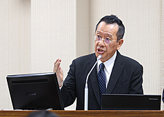 Le ministre de la Défense Wellington Koo s'exprimant devant le Parlement (photo : CNA)
