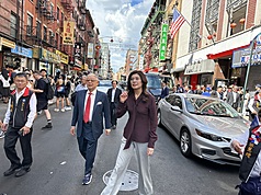 Cheng Li-wun lors d'une visite d'une association de bienfaisance dans le quartier chinois de Manhattan, à New York, le 8 juin 2026 (Image : CNA)