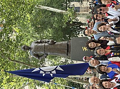 Cheng Li-wun (2e rang, centre) dépose des fleurs devant la statue de Sun Yat-sen à New York, lors de son voyage aux États-Unis (photo CNA)