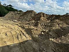 Un site de déversement illégal de déchets de chantier, de résidus de construction et de boues, entre autres déchets industriels (Photo CNA)