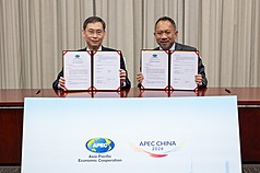 Le directeur du Département des organisations internationales Sun Chien-yuan (à g.) et le directeur exécutif du secrétariat de l’APEC Eduardo Pedrosa (à d.) ont signé un protocole d'entente sur un financement taïwanais pour la santé publique (photo, CNA)