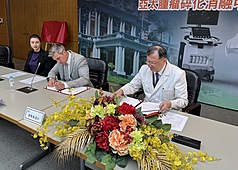 Le directeur général de l'Hôpital Taidai Yu Chong-jen (1er à d.) signe un protocole d'entente de coopération avec le représentant de HistoSonics (2e à d.) (photo, CNA)