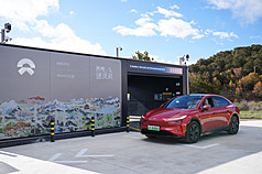La Chine enregistre une croissance impressionnante de ses exportations de véhicules électriques. Cette année, pour le 50e anniversaire de l'ouverture de la route entre le Yunnan et le Tibet, le gouvernement chinois promeut l'idée de voyager facilement au Tibet depuis le Yunnan en voiture électrique. (Image : China News Service)