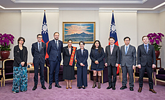 La vice-présidente Hsiao Bi-khim (蕭美琴) a reçu vendredi dernier la délégation parlementaire française dirigée par Estelle Youssouffa (photo CNA)