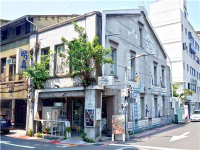 R9 Café Taipei Store (source: wikimedia commons)