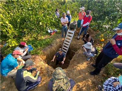 Pour Dr Soil, les problèmes rencontrés par les agriculteurs dans leurs cultures proviennent avant tout du sol, parce qu'il a été dégradé par des pratiques telles que la surutilisation d'engrais et de pesticides (photo : 陳興宗 / Dr Soil)