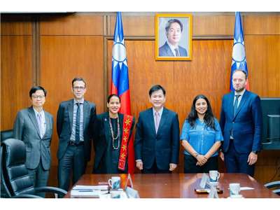 Le ministre des Affaires étrangères Lin Chia-lung (3e à d.) a reçu la secrétaire de la commission des affaires étrangères de l'Assemblée nationale française Estelle Youssouffa (3e à g.) ce mardi 9 juin (photo, Fb Lin chia-lung)