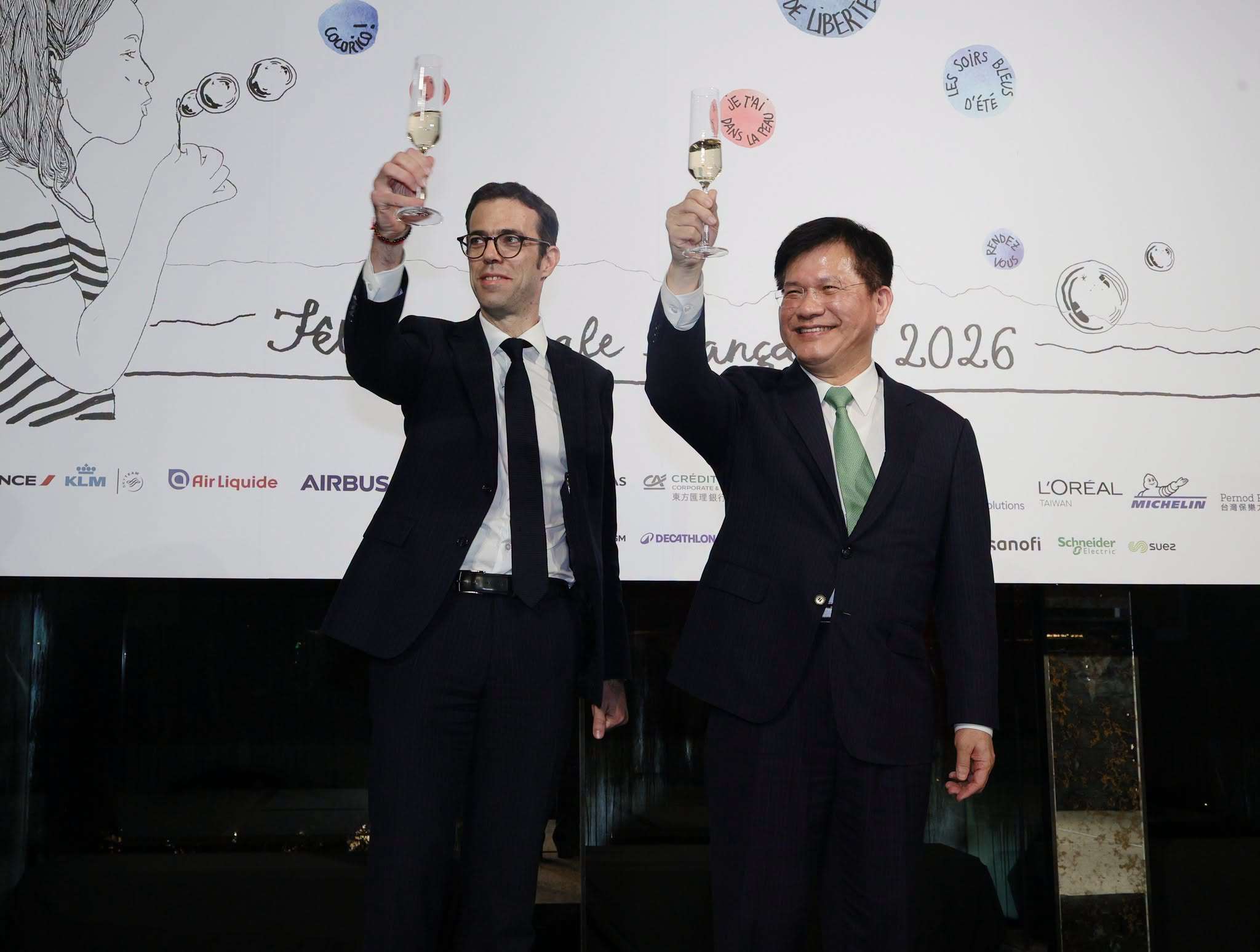 Le représentant français Franck Paris (gauche) et le ministre des Affaires étrangères Lin Chia-lung (droite), lors de la célébration de la fête nationale française (photo FB Lin Chia-lung)
