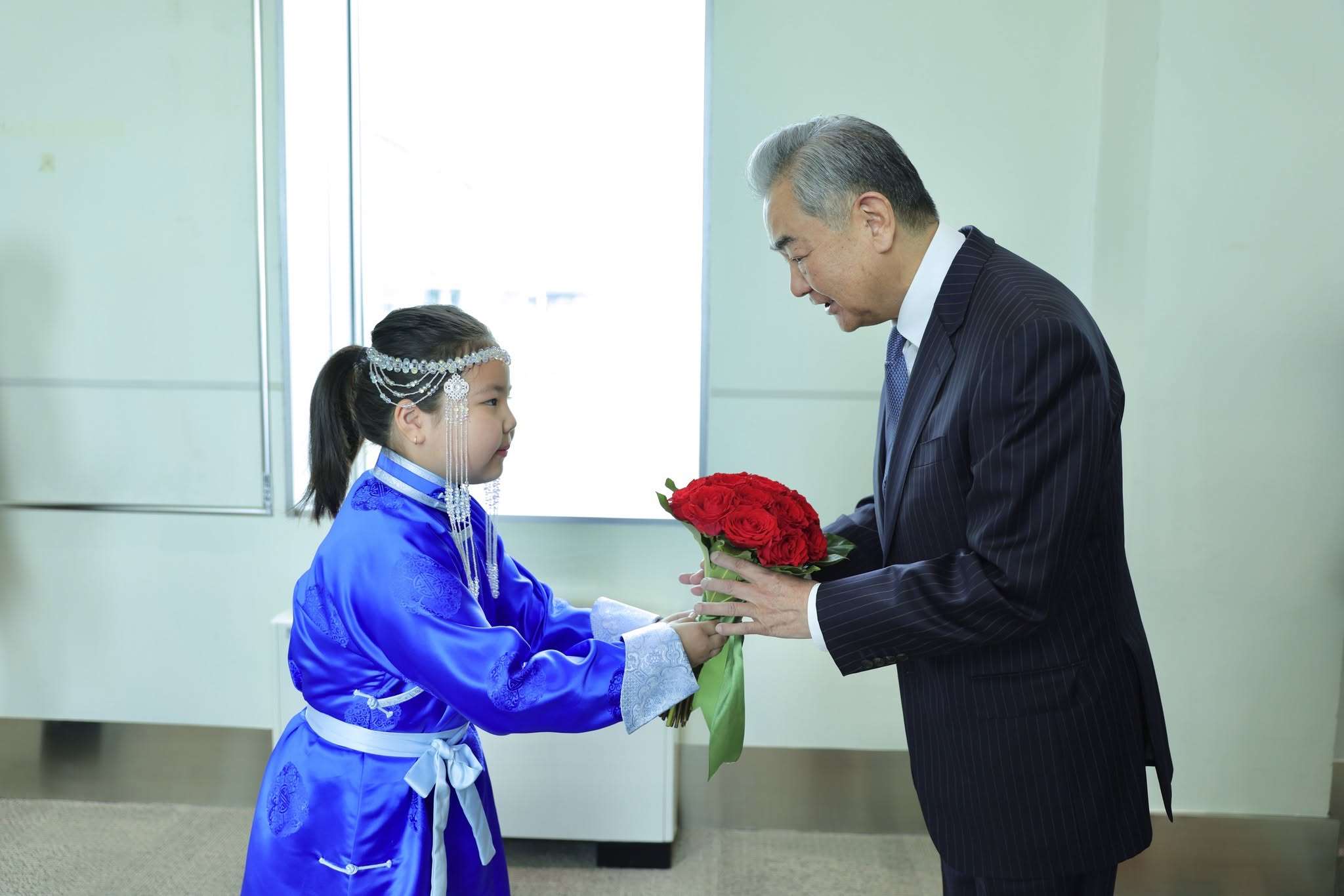 Le ministre des Affaires étrangères chinois Wang Yi lors de sa visite en mongolie du 13 au 15 juin 2026 (Image : Facebook/ministère des Affaires étrangères de Mongolie)