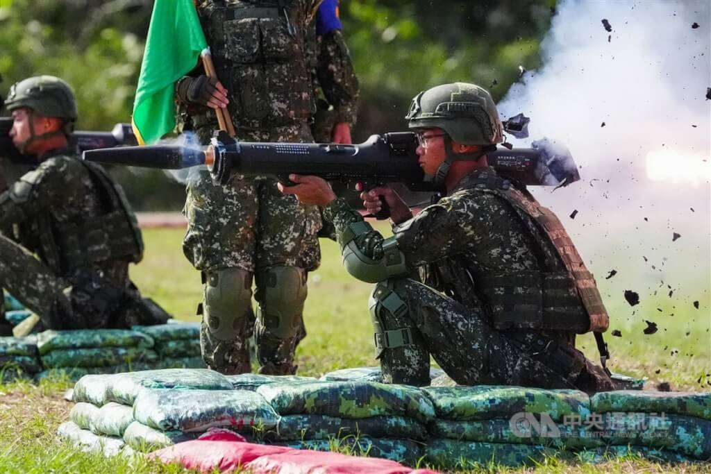 Un soldat Taïwanais se familiarisant avec l’utilisation d’un lance-roquette Kestrel. Le Kestrel est un système antichar taïwanais, destiné à complémenter à courte distance et à moindre coût les missiles TOW et Javelin américains livrés à Taïwan. Ils sont particulièrement utiles face aux larges formations mécanisées de l’Armée Populaire de Libération. (source CNA)