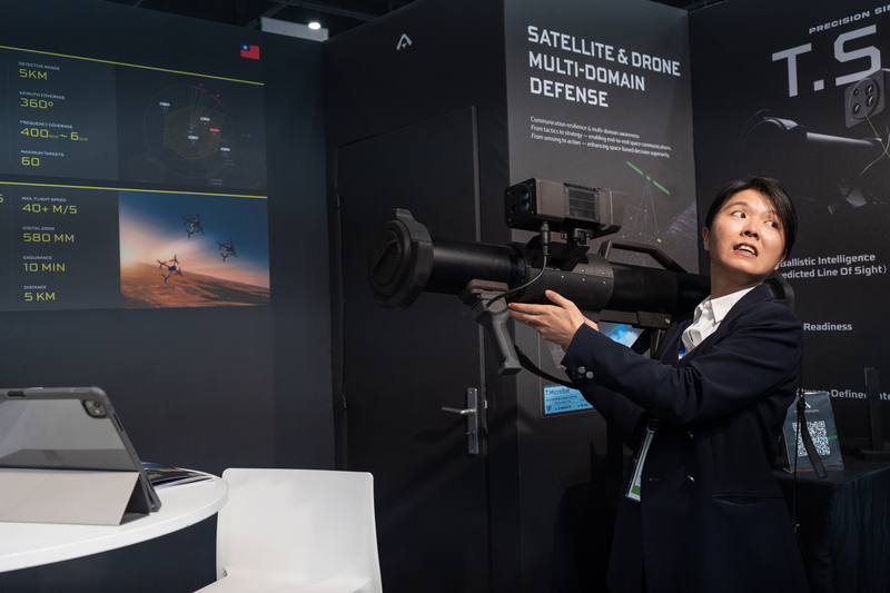 L'entreprise taïwanaise Tron Future présentant ses technologies d'IA dans les drones lors d'un salon. Cette entreprise a remporté un contrat pour le système de contre-mesures anti-drones de l'armée taïwanaise (Photo : CNA)