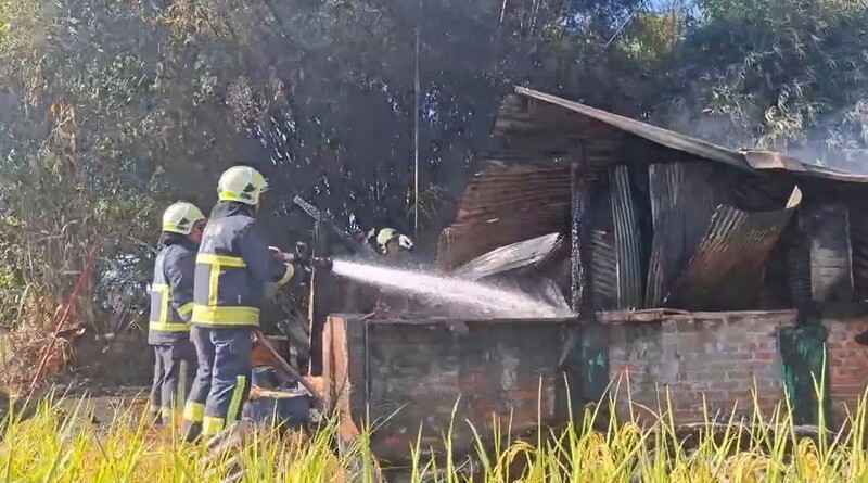 Des pompiers éteignent un début d'incendie dans un camping à proximité d'une forêt dans le comté d'Yilan (photo de l'agence des pompiers)
