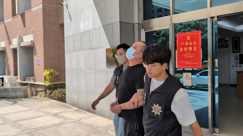 Le suspect de l'agression du commentateur politique Akio Yaita, a été déféré au parquet pour les besoins de l'enquête. Muni d'un passeport hongkongais, il a agressé Akio Yaita à Taichung le 6 juillet. (photo : CNA)