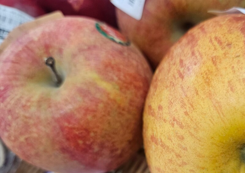 Le ministre de la Santé défend sa décision d'assouplir les règles contres les pesticides dans les pommes (Image : CNA)