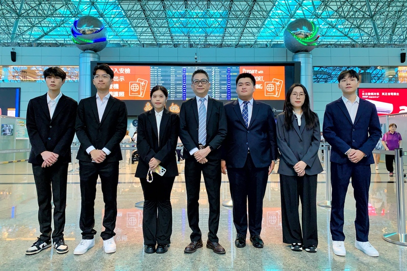Lee Wei-hua (4e en partant de la droite) s'est envolé pour la Chine à la tête d'une délégation pour cette première visite officielle du Parti populaire taïwanais (TPP) en Chine (photo : CNA)