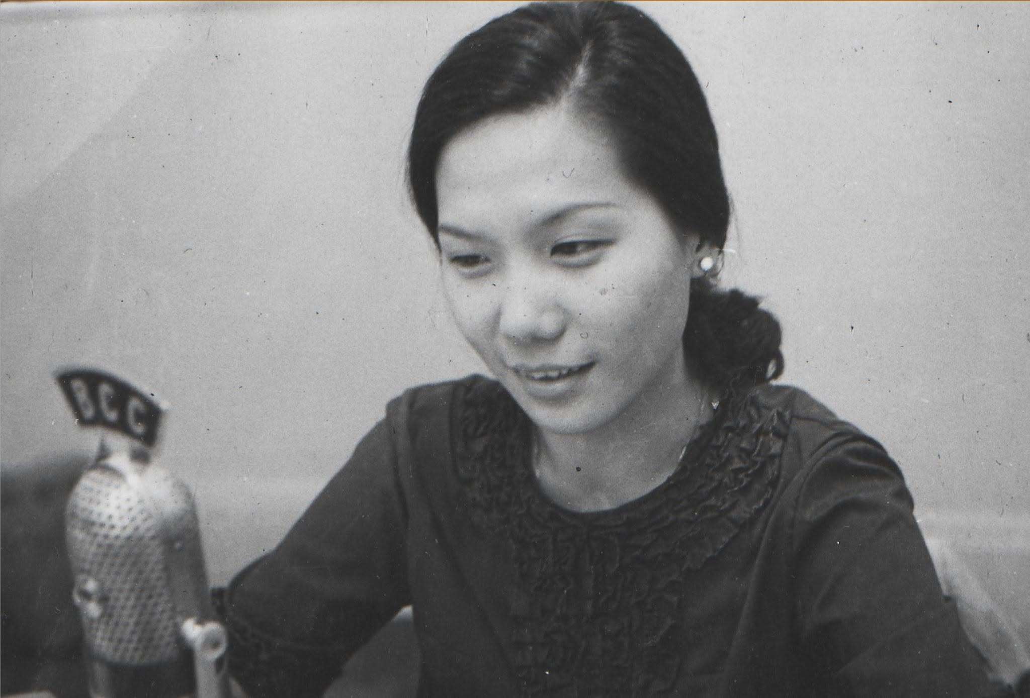 Cora Tao, dans les années 60, à la BCC (photo FB de son fils Ma Shih-Fang, partagée lorsque Cora Tao a reçu le prix radiophonique Golden Bell pour sa contribution spéciale, en 2017)