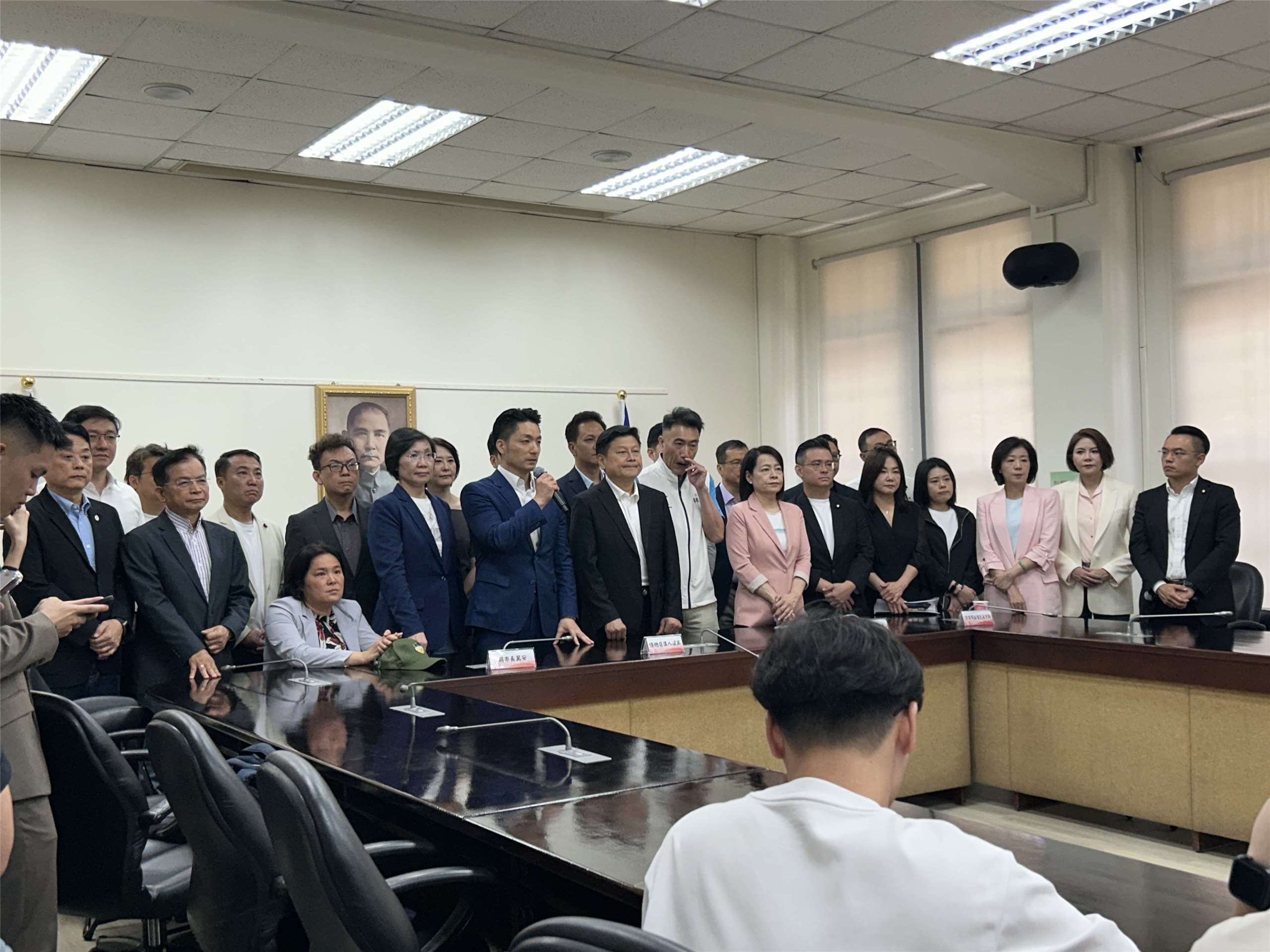 Le maire de Taipei Chiang Wan-an a rendu visite au groupe parlementaire du KMT pour discuter du scandale alimentaire  des huiles contaminées au Benzopyrène et en particulier des resposabilités du gouvernement（photo : RTI 趙婉淳）