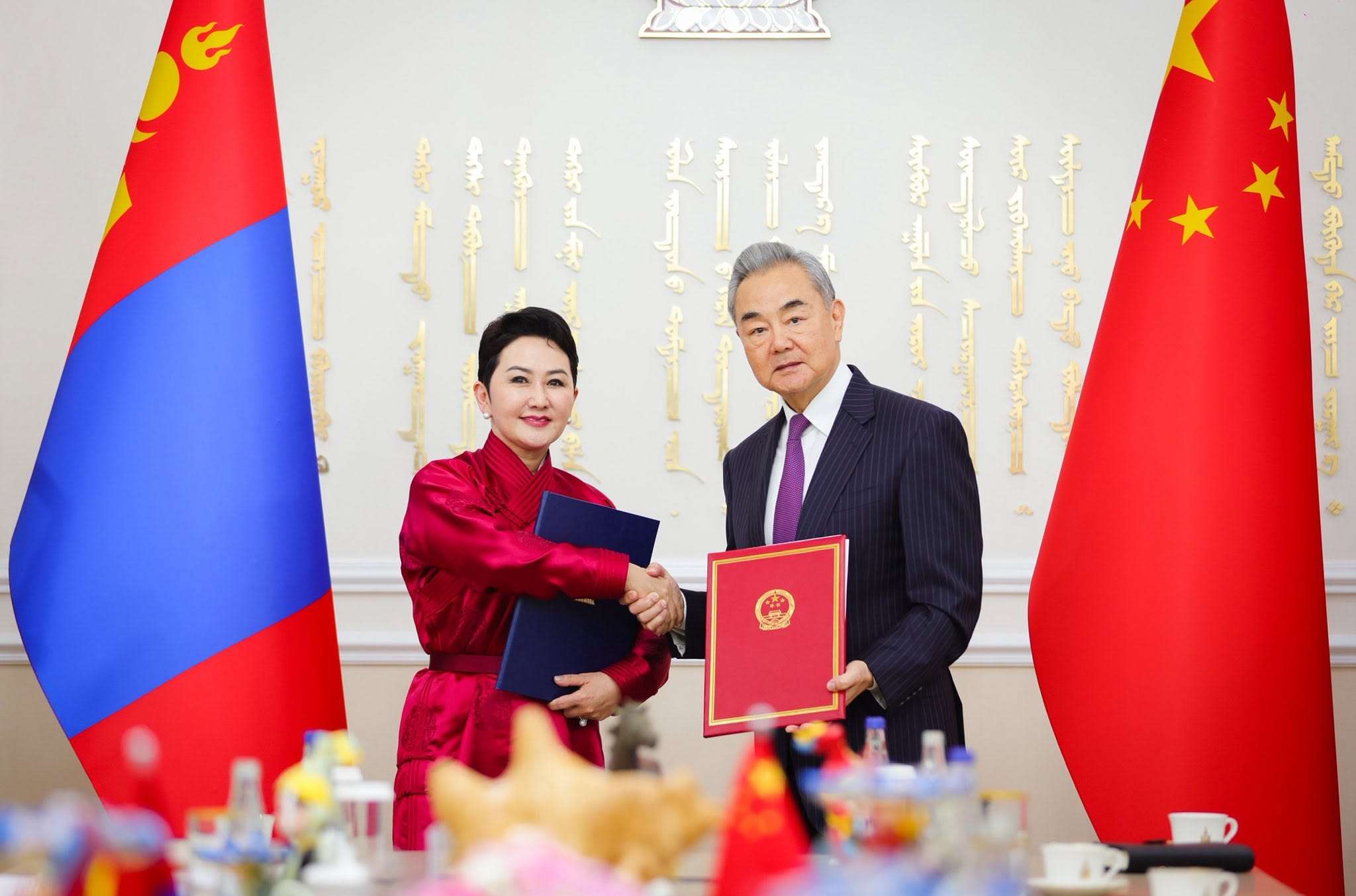 Le ministre des Affaires étrangères chinois Wang Yi et son homologue mongole Battsetseg Batmunkh le 13 juin 2026 (Image : Facebook/ministère des Affaires étrangères de Mongolie)