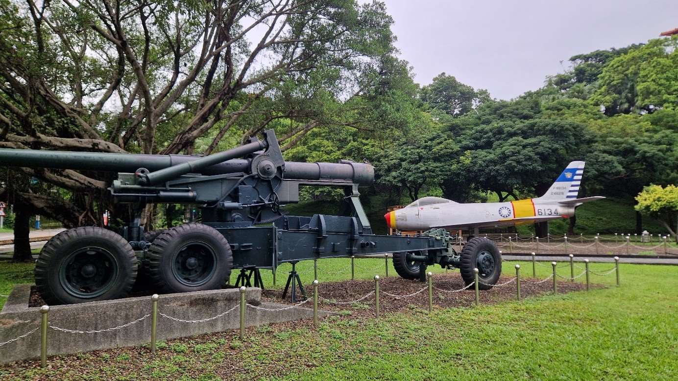 Mémorial des événements de 1958, tout proche des locaux de RTI. Y sont exposés les matériels alors utilisé par l’armée Taïwanaise : l’imposant canon M1 de 155mm, et le chasseur à réaction F-86 Sabre, qui a réalisé sous une cocarde taïwanaise la première victoire aérienne par missile air-air de l’Histoire (Photo: Valentin Audo, Rti)