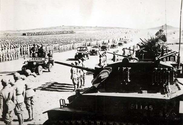 Chiang Kai-shek passant en revue ses troupes après la Bataille de Kinmen sur les plages de Guningtou. On peut voir des chars américains M5 Stuart, alors complètement dépassés mais invulnérables face à des troupes communistes dépourvus de moyens antichars (Guningtou, gouvernement du comté de Kinmen )
