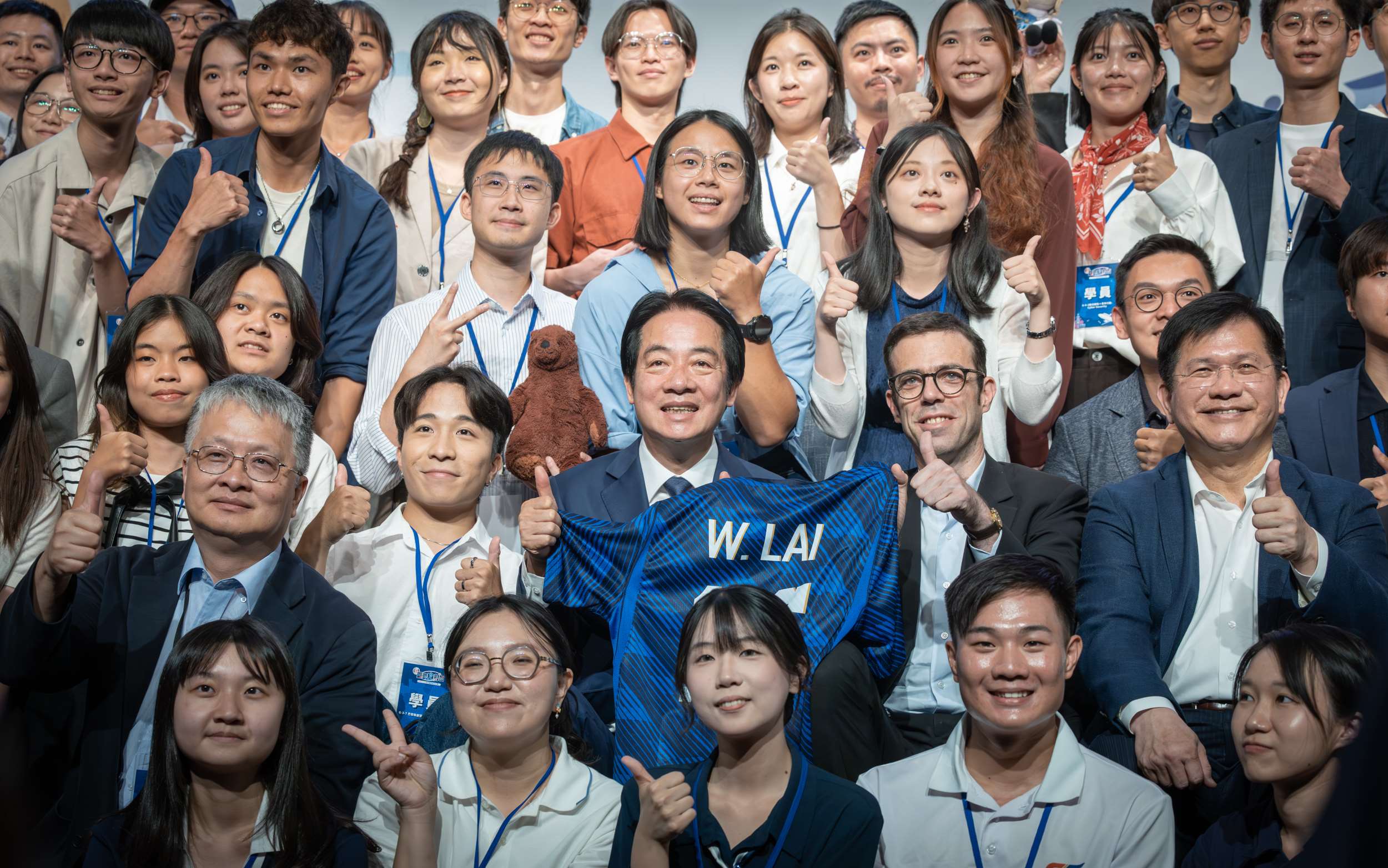 Lai Ching-te célèbre la poursuite des rêves de 116 jeunes Taïwanais en France aux côtés de Franck Paris, directeur du BFT (photo by Wang Yu Ching, Palais présidentiel)