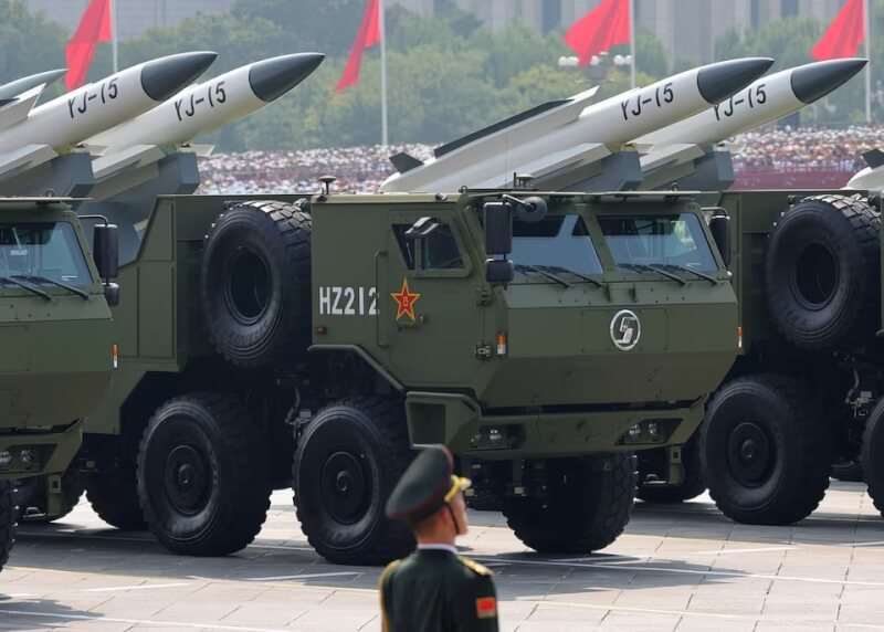Des missiles antinavires YJ-15 de l’Armée Populaire de Libération (APL). Les parades militaires constituent le moyen privilégié de l’APL pour montrer à ses rivaux l’étendue de sa modernisation. Comme pour les déploiements au large de Taïwan, c’est un exercice de démonstration de force. (source CNA)