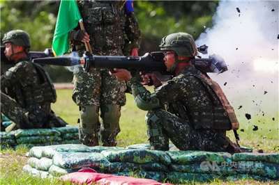 Un soldat Taïwanais se familiarisant avec l’utilisation d’un lance-roquette Kestrel. Le Kestrel est un système antichar taïwanais, destiné à complémenter à courte distance et à moindre coût les missiles TOW et Javelin américains livrés à Taïwan. Ils sont particulièrement utiles face aux larges formations mécanisées de l’Armée Populaire de Libération. (source CNA)