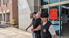 Le suspect de l'agression du commentateur politique Akio Yaita, a été déféré au parquet pour les besoins de l'enquête. Muni d'un passeport hongkongais, il a agressé Akio Yaita à Taichung le 6 juillet. (photo : CNA)