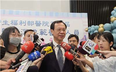 Le ministre de la Santé Shih Chung-liang, s'exprimant sur le scandale alimentaire des huiles contaminées au Benzopyrène (photo : RTI / 劉品希)