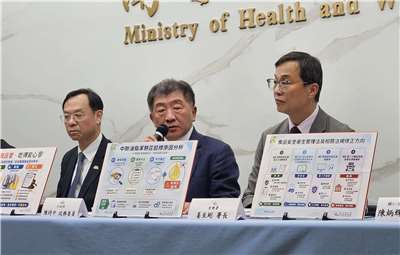 La TFDA a publié un rapport d'enquête sur l'huile de cuisson contaminée au benzopyrène de l'entreprise CUOC. Le ministre sans portefeuille Chen Shih-chung (au centre), le ministre de la Santé Shih Chung-liang (à gauche) et le directeur de la TFDA Chiang Chih-kang (à droite), étaient présents (photo : RTI / 劉品希)