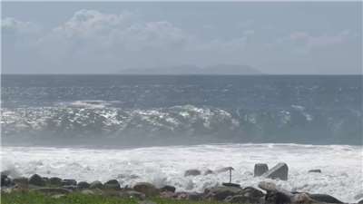 Le littoral devient de plus en plus agité sous l'influence du typhon Bavi (fourni par la radio aborigène Alian)