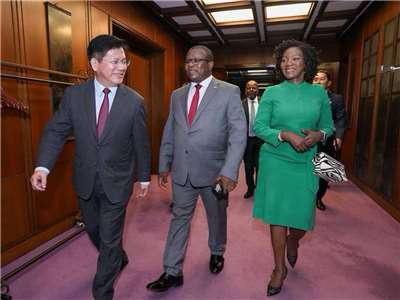 Le ministre des Affaires étrangères Lin Chia-lung (林佳龍) reçoit  le ministre eswatinien du Commerce, de l’Industrie et des Échanges, Manqoba Khumalo et son épouse (Photo : ministère taïwanais des Affaires étrangères)