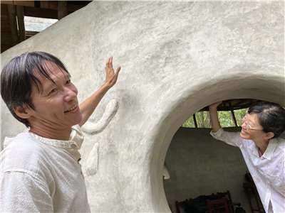 Iris et A-Yao à la maison goutte (photo : Sasa)