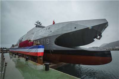 Les corvettes de classe Da Chiang (塔江艦, aussi appelé Tuo Chiang, le nom du
navire-prototype) sont les représentants d’une industrie navale taïwanaise arrivée à
maturité et d’un tournant asymétrique se détachant des grands navires vulnérables
pour des corvettes agiles et modernes. Notez la configuration catamaran et furtive du
navire. Huit exemplaires ont été commissionnés sur la douzaine prévue à terme.
(Photo Palais présidentiel)