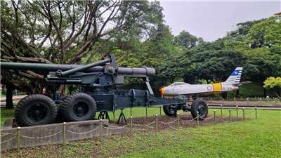 Mémorial des événements de 1958, tout proche des locaux de RTI. Y sont exposés les matériels alors utilisé par l’armée Taïwanaise : l’imposant canon M1 de 155mm, et le chasseur à réaction F-86 Sabre, qui a réalisé sous une cocarde taïwanaise la première victoire aérienne par missile air-air de l’Histoire (Photo: Valentin Audo, Rti)