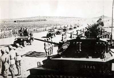 Chiang Kai-shek passant en revue ses troupes après la Bataille de Kinmen sur les plages de Guningtou. On peut voir des chars américains M5 Stuart, alors complètement dépassés mais invulnérables face à des troupes communistes dépourvus de moyens antichars (Guningtou, gouvernement du comté de Kinmen )