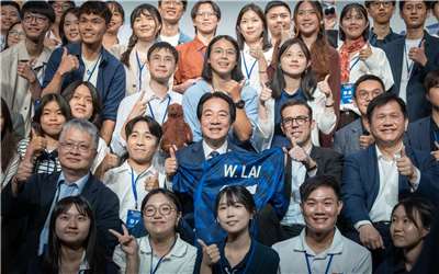 Lai Ching-te célèbre la poursuite des rêves de 116 jeunes Taïwanais en France aux côtés de Franck Paris, directeur du BFT (photo by Wang Yu Ching, Palais présidentiel)