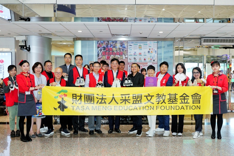 Tasa Meng et Step30 mènent une campagne de collecte de chaussures d'occasion à l'aéroport international de Taoyuan (photo: CNA)