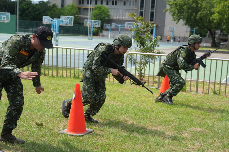 Exercices Han Kuang : les réservistes s'entraînent à avancer en tenant un fusil (photo CNA)
