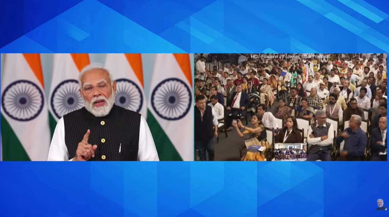 Le Premier ministre indien Narendra Modi prononçant un discours vidéo, lors de la cérémonie de pose de la première pierre d'une usine d'assemblage et de test de semi-conducteurs située à Greater Noida, coentreprise entre Foxconn (Hon Hai Precision Industry Co.) et le groupe indien HCL (capture d'écran YT/@NarendraModi)