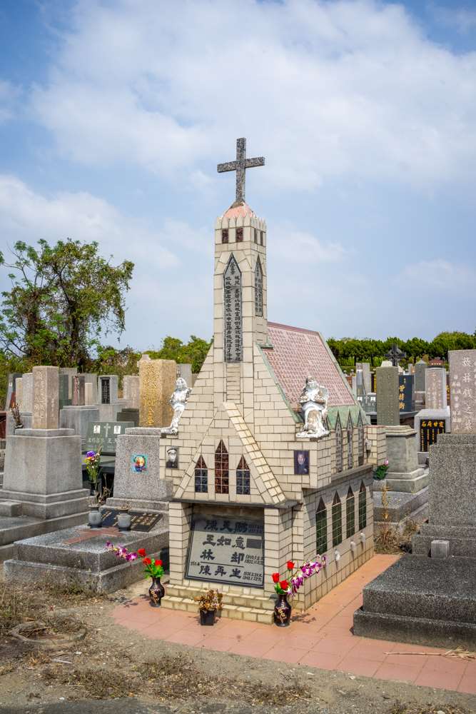Dans le carré prebytérien du cimetière de Nanshan à Tainan, cette tombe est une réplique de l'église Maxwell Memorial Church de Taipingjing à Tainan (photo : Sasa / RTI)