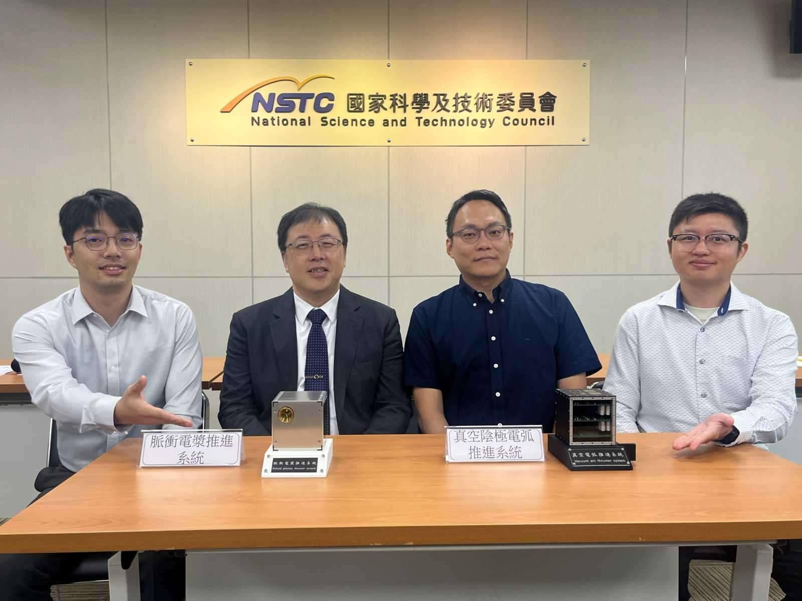 Le professeur Li Yueh-heng (李約亨) qui a dirigé les travaux de l'équipe taïwanaise présente les nouveaux propulseurs à plasma pour les microsatellites (photo CNA)