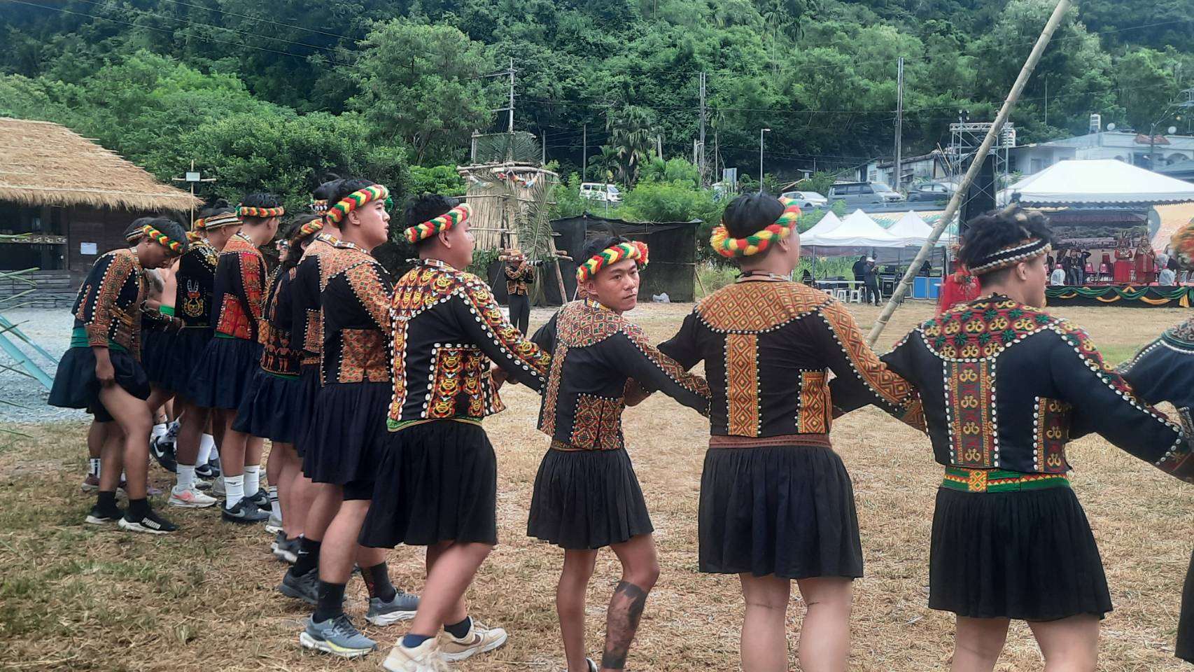 Jeunes hommes de Taromak, en vêtements traditionnels pour la cérémonie des récoltes (photo Rti)