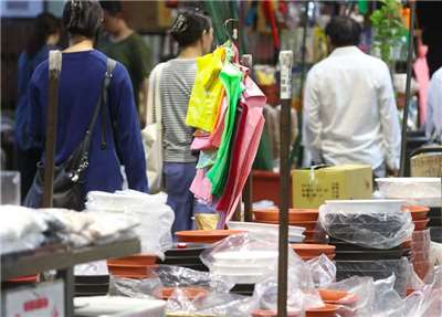 Sachets en plastique dans un marché traditionnel (photo : CNA)