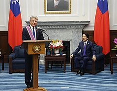 Michael McCaul, membre de la Chambre des représentants américaine (parti Républicain) reçu par le Président taïwanais Lai Ching-te (photo : CNA)